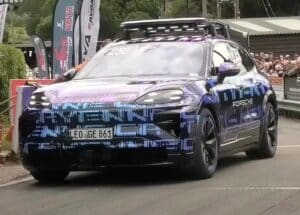 Porsche Cayenne elettrica: un misterioso prototipo in azione a una cronoscalata in Gran Bretagna [VIDEO]