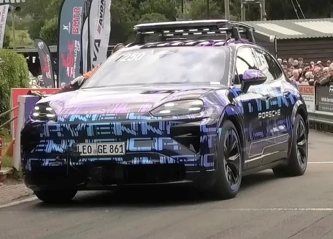 Porsche Cayenne elettrica: un misterioso prototipo in azione a una cronoscalata in Gran Bretagna [VIDEO]