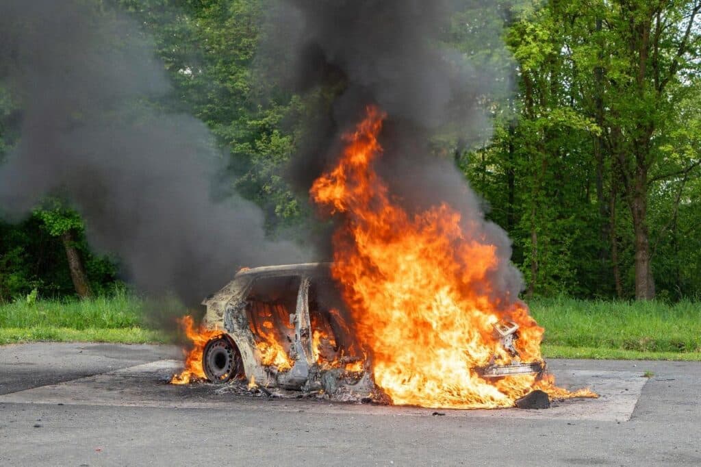 Auto elettriche: Renault ha mostrato in Francia come funziona il suo sistema per spegnere gli incendi