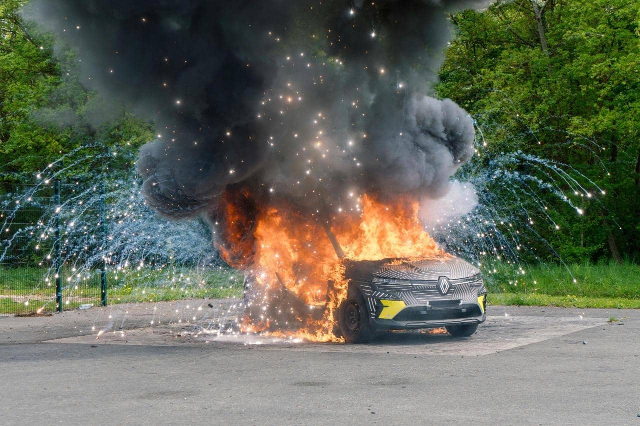 Auto elettriche: Renault ha mostrato in Francia come funziona il suo sistema per spegnere gli incendi