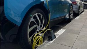 Auto elettrica, alla ricarica ci pensa il marciapiede: tecnologia promossa in Germania