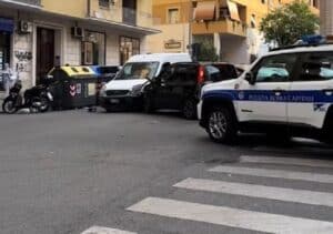 Roma, passa col rosso in fuga dalla Polizia locale e provoca un incidente [VIDEO]