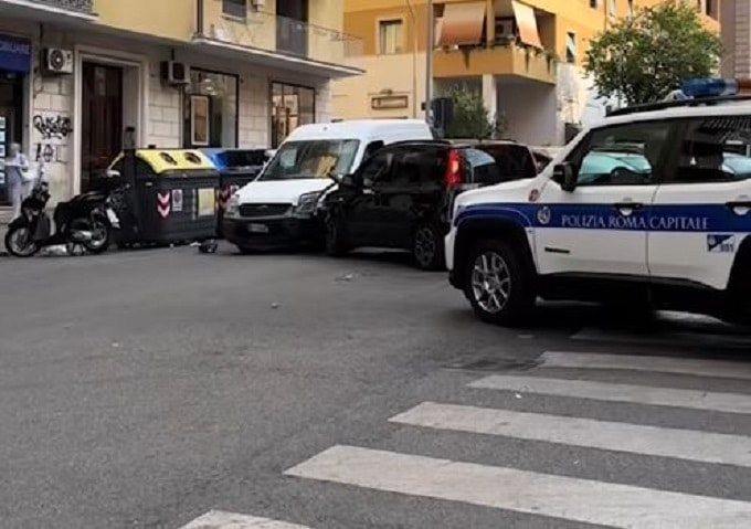 Roma, passa col rosso in fuga dalla Polizia locale e provoca un incidente [VIDEO]