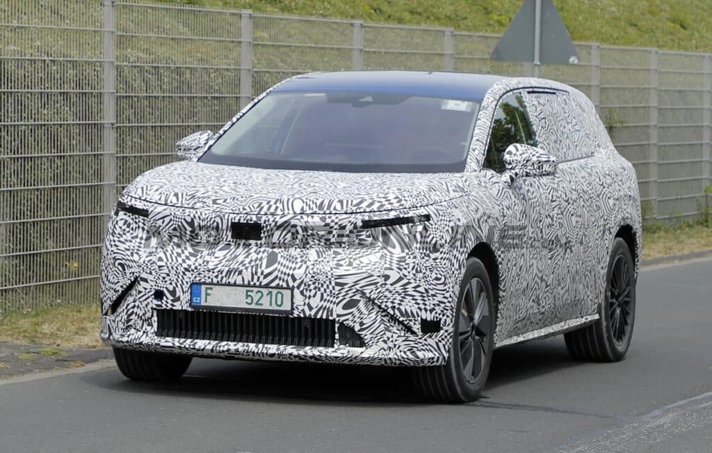 Skoda, test al Nurburgring per il nuovo SUV elettrico 7 posti [FOTO SPIA]