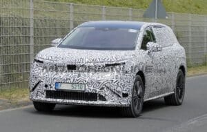 Skoda, test al Nurburgring per il nuovo SUV elettrico 7 posti [FOTO SPIA]