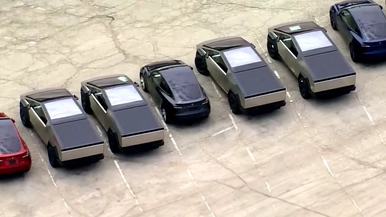 Centinaia di Tesla invendute parcheggiate in un centro commerciale abbandonato negli USA: che succede? [VIDEO]
