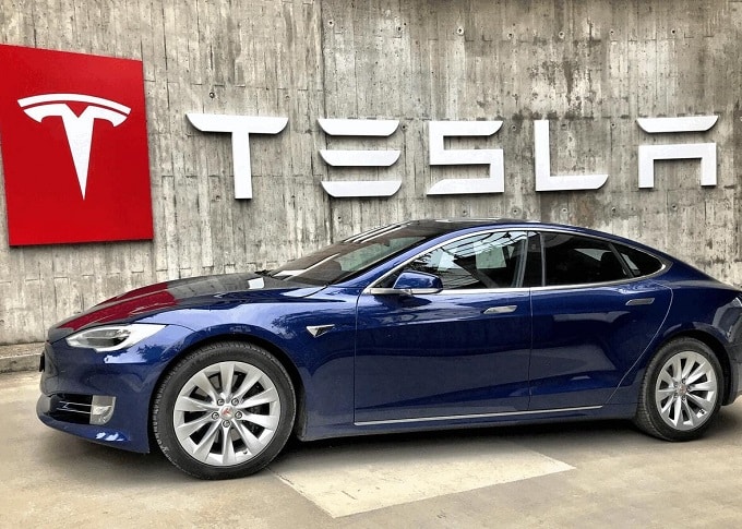 Tesla sotto accusa in Francia per pratiche commerciali ingannevoli
