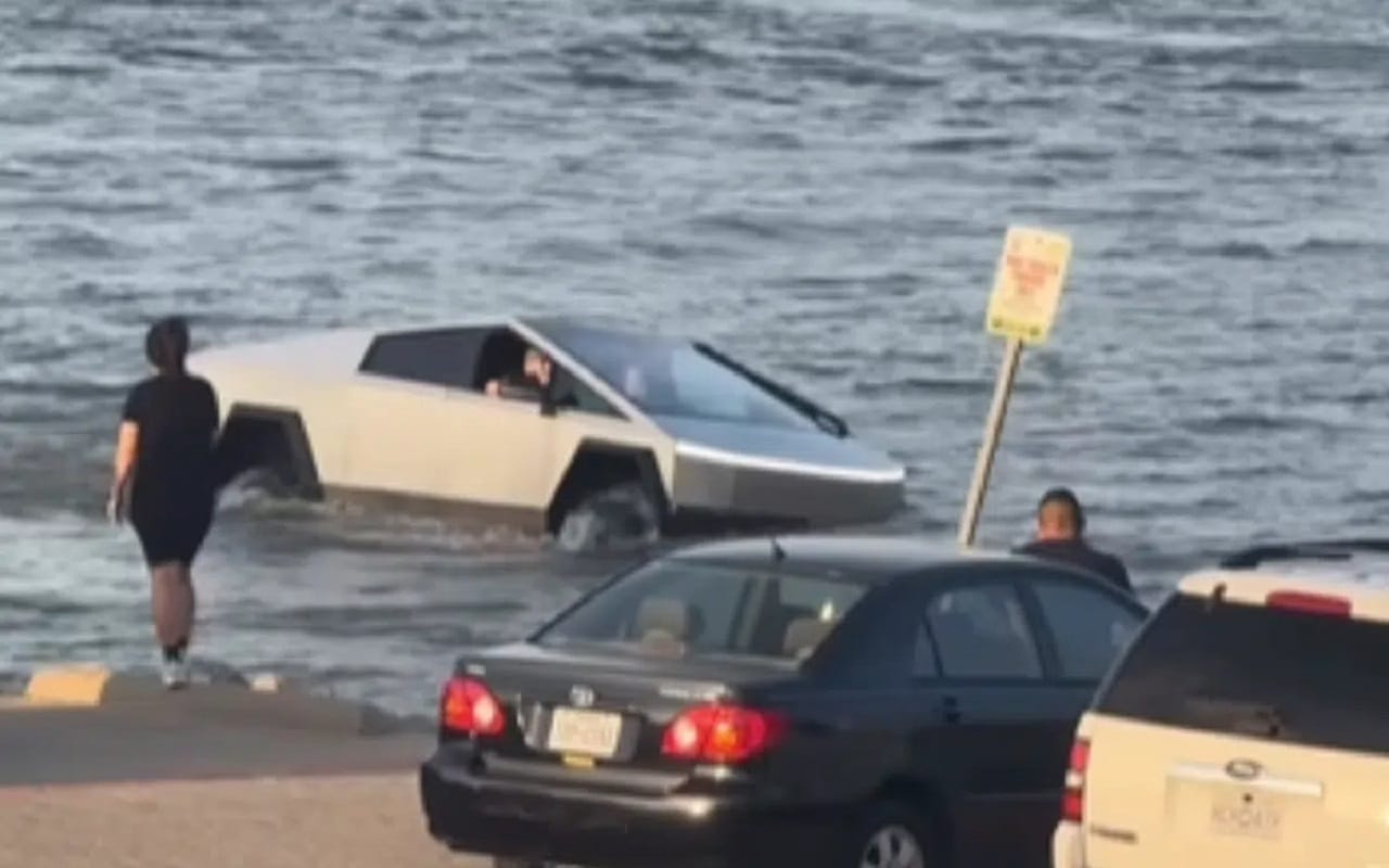 Tesla Cybertruck avvistato mentre attraversa un lago in Texas lasciando tutti senza parole [VIDEO]
