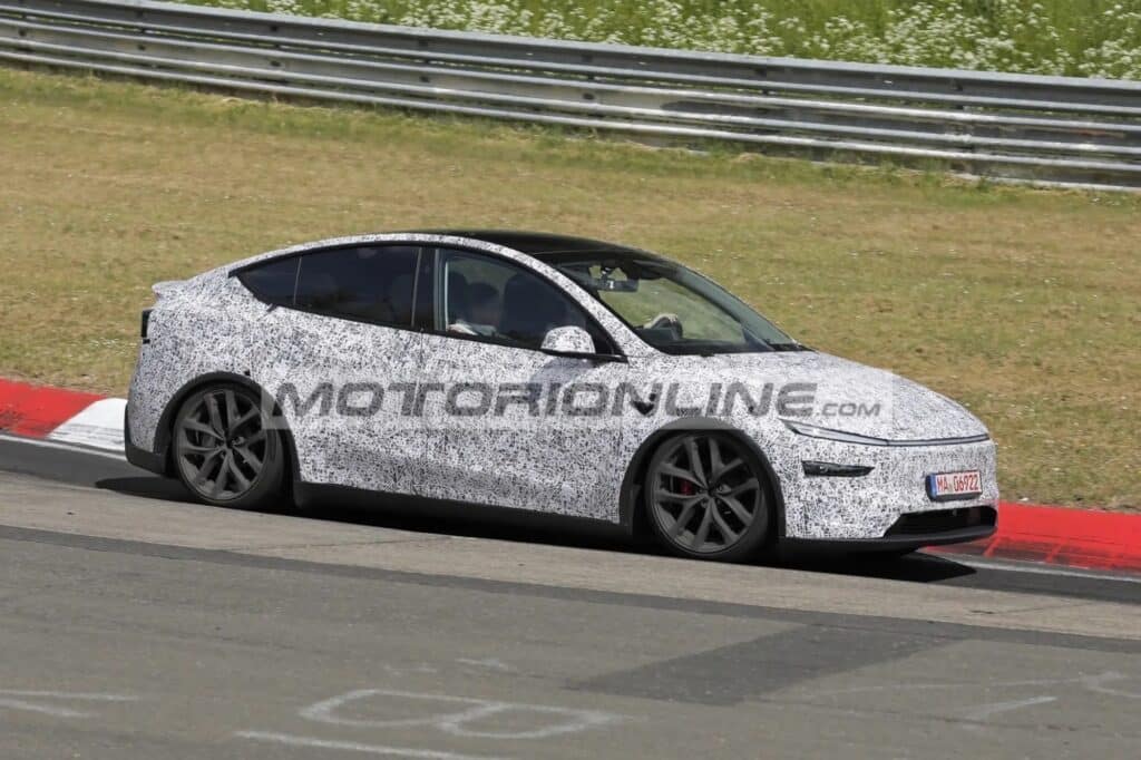 Tesla Model Y 2026: continuano i test in pista per la Performance [VIDEO]