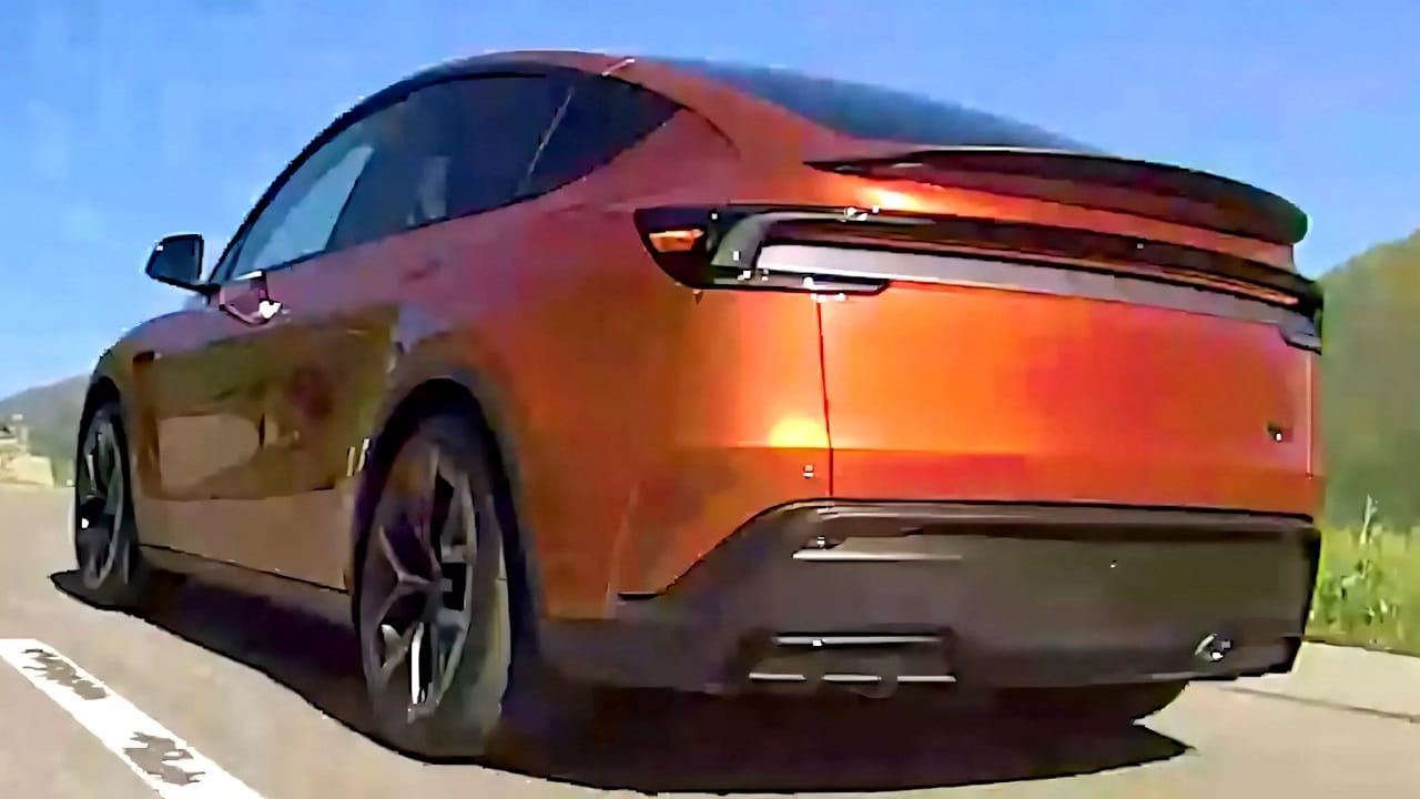 Tesla Model Y Performance 2026 immortalata senza veli [VIDEO SPIA]