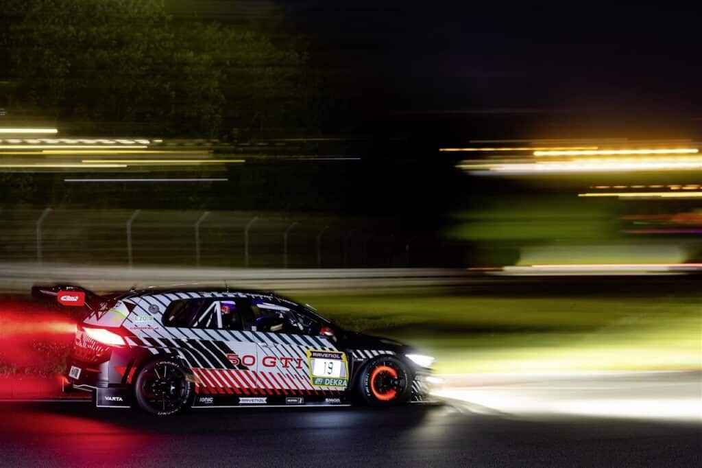 Volkswagen Golf GTI: successo alla 24 Ore del Nürburgring