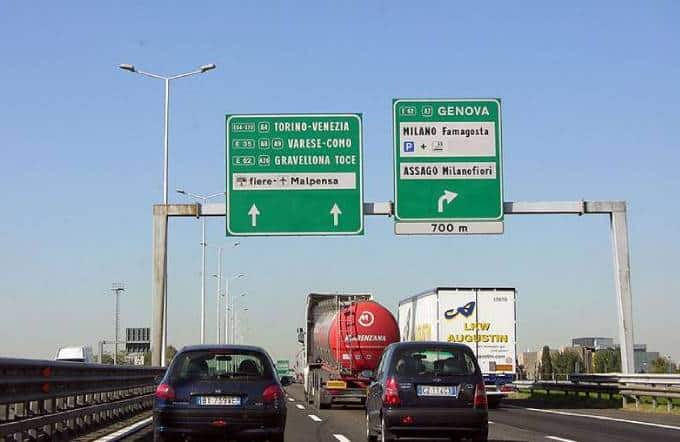 Grave incidente sulla tangenziale ovest di Milano: 7 feriti, coinvolti anche 4 bambini