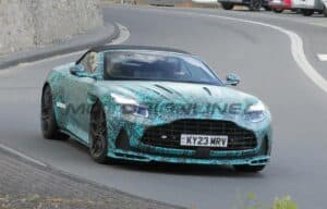 Aston Martin DB12 S Volante: la versione più sportiva potrebbe montare il V12 [FOTO SPIA]