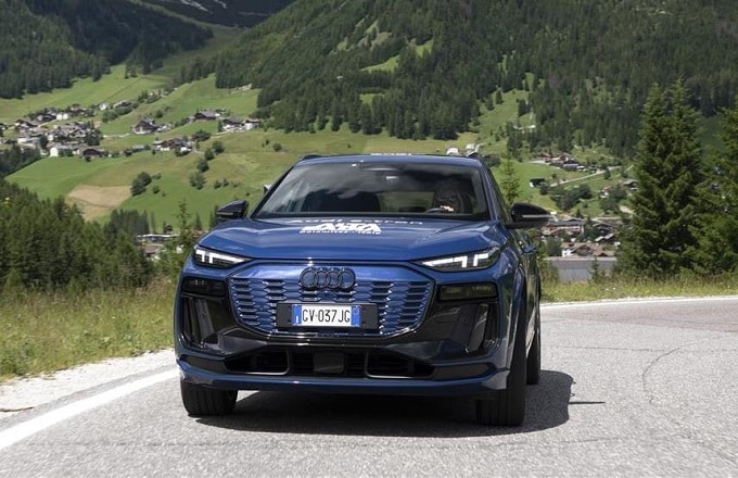 Audi e-tron alla Maratona dles Dolomites 2025: mobilità sostenibile in Alta Badia [FOTO]