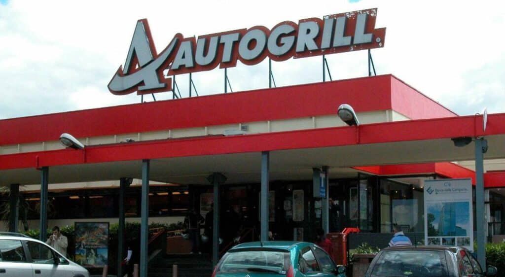 Autogrill: i prezzi continuano a salire, panini e acqua costano 4 volte più rispetto al 2024