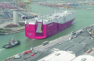Auto elettriche BYD: sbarco record a Livorno con 2.350 veicoli scaricati dalla nave cargo Xi’an