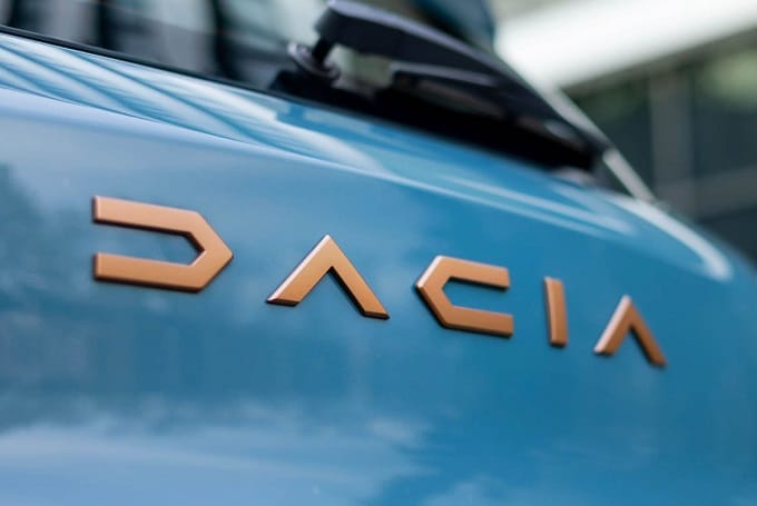 Dacia: vendite stabili nel primo semestre 2025, Sandero e Duster trainano il mercato europeo