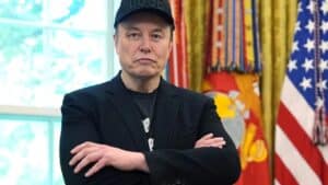 Elon Musk perde 15 miliardi di dollari dopo il crollo delle azioni di Tesla