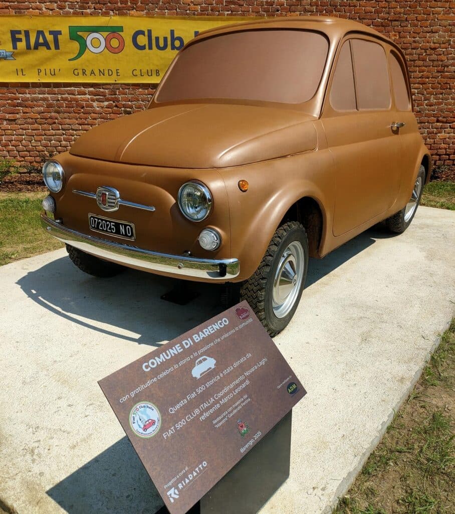 Fiat 500: inaugurato a Barengo il Monumento dedicato al mitico “Cinquino”