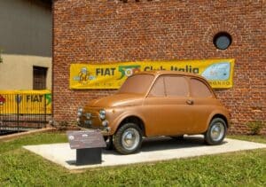 Fiat 500: inaugurato a Barengo il Monumento dedicato al mitico “Cinquino”