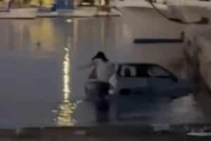 Gallipoli, pizzaiolo finisce in mare con l’auto e grida: “Devo fare 200 pizze!” [VIDEO]