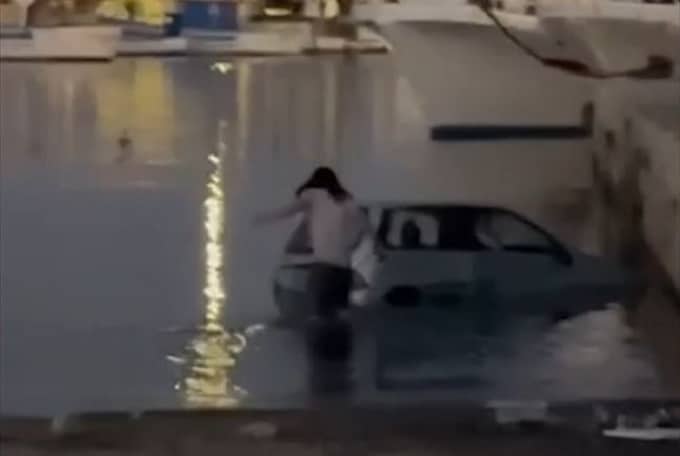 Gallipoli, pizzaiolo finisce in mare con l’auto e grida: “Devo fare 200 pizze!” [VIDEO]