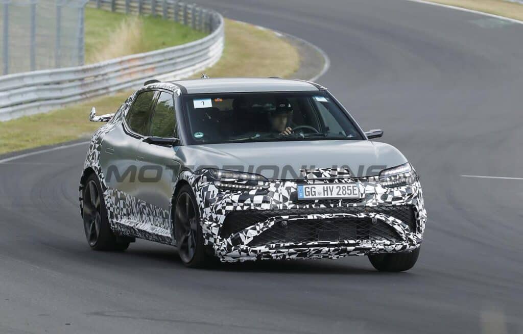 Genesis GV60 Magma: si avvicina il momento del debutto [FOTO SPIA]