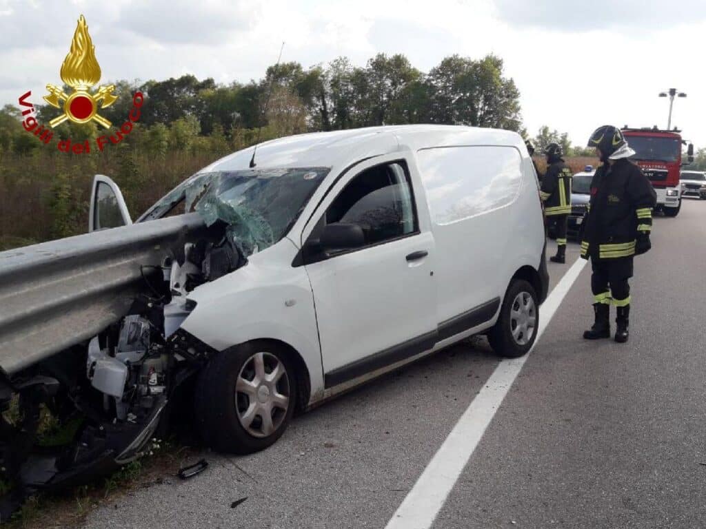 Auto trafitte dai guardrail: nel 2025 è ancora strage in Italia