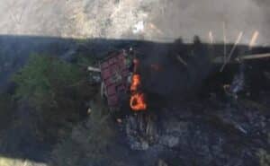 Tragedia sulla A19 Palermo-Catania: camion cade dal viadotto e si incendia, muore l’autista