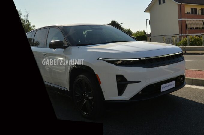 Jeep Wagoneer 4xe avvistata sulle strade di Torino [FOTO SPIA]