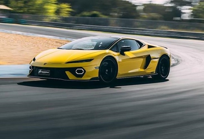 Lamborghini Temerario debutta a Estoril: 920 CV e 0-100 km/h in 2,7 secondi [FOTO]