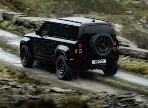 Defender Octa Black: Land Rover lancia la versione più potente e dark del SUV britannico [FOTO]
