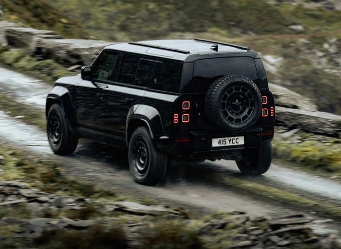 Defender Octa Black: Land Rover lancia la versione più potente e dark del SUV britannico [FOTO]