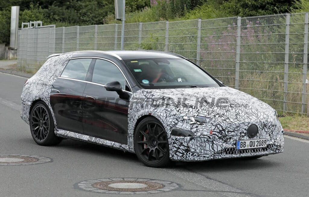 Mercedes-AMG CLA 45 Shooting Brake elettrica: primi test su strada [FOTO SPIA]