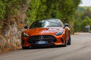 Mercedes-AMG GT: il fascino della sportiva tedesca tra le strade della Costa Smeralda [FOTO]