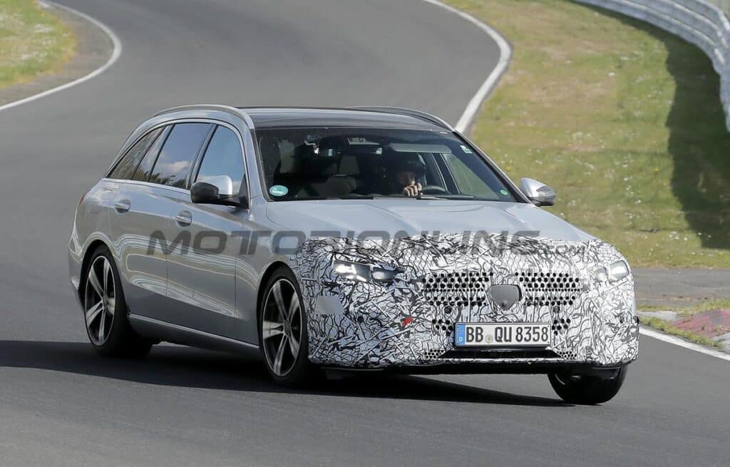 Mercedes Classe C 2026: il restyling apporta novità anche sul posteriore [FOTO SPIA]