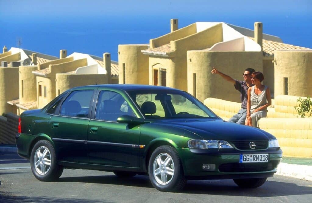 Opel Vectra: 30 anni fa il debutto della seconda generazione