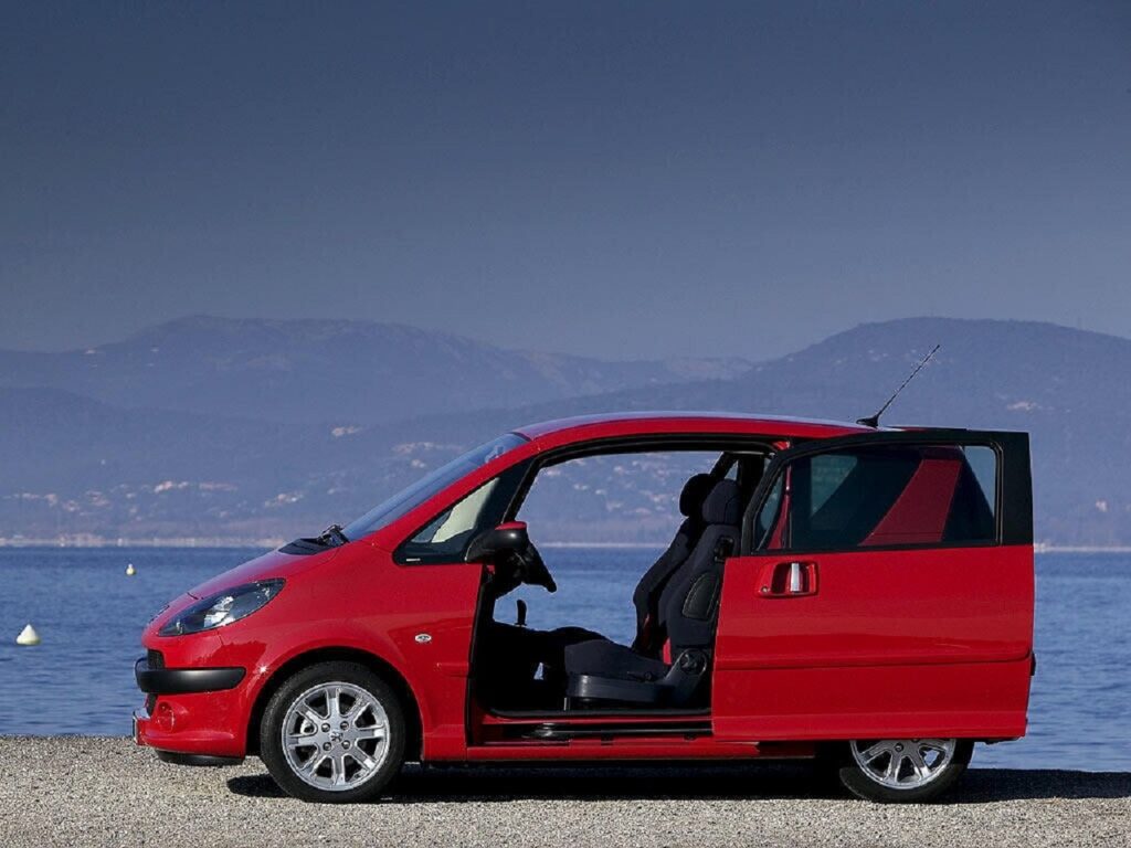 Peugeot 1007: vent’anni fa il marchio del leone inventava l’utilitaria “scorrevole”