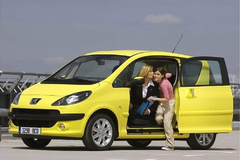 Peugeot 1007: vent’anni fa il marchio del leone inventava l’utilitaria “scorrevole”