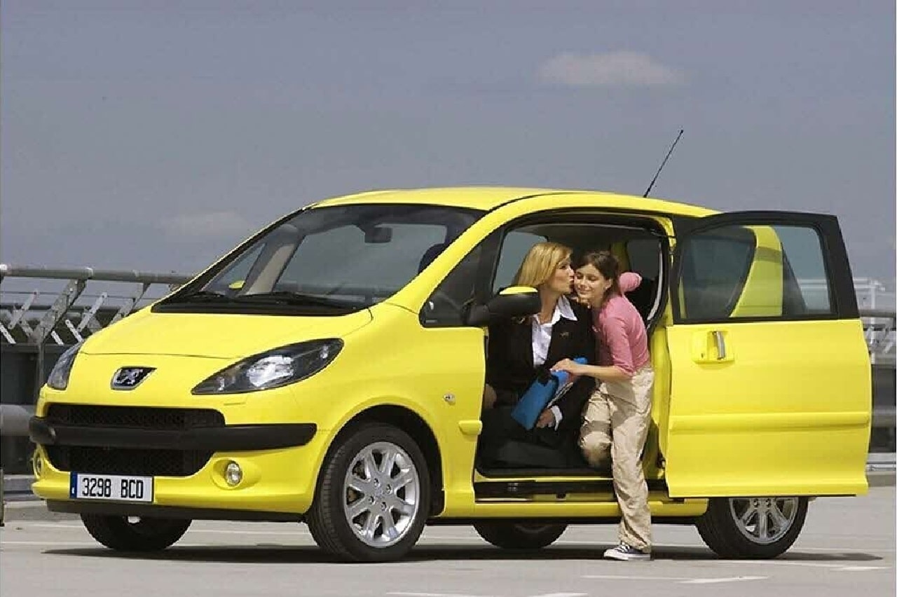 Peugeot 1007: vent’anni fa il marchio del leone inventava l’utilitaria “scorrevole”