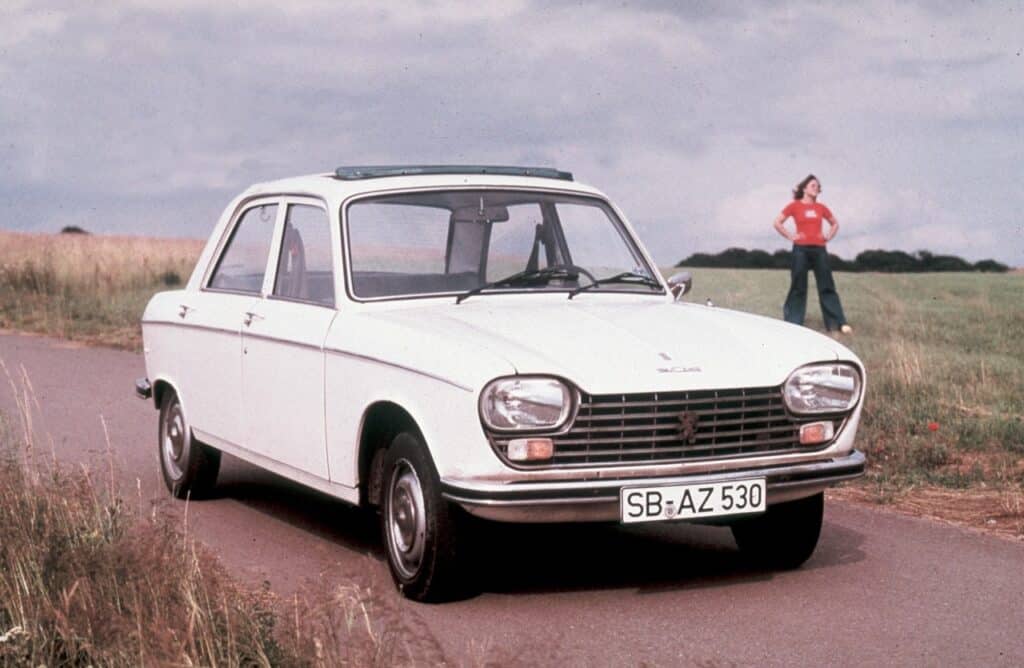 Peugeot 204: compie 60 anni la berlina a trazione anteriore [FOTO]