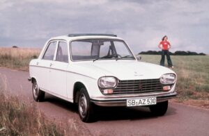 Peugeot 204: compie 60 anni la berlina a trazione anteriore [FOTO]