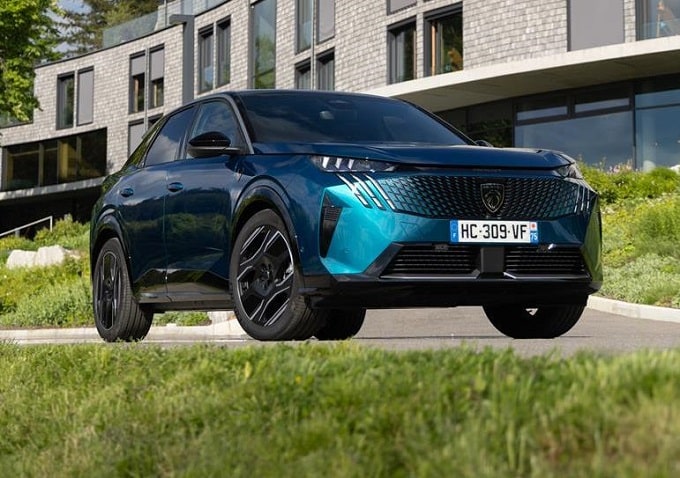 Peugeot E-3008 Dual Motor: 325 CV e trazione integrale sul SUV elettrico [FOTO]