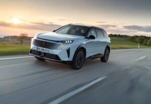 Peugeot E-5008 Dual Motor: debutta in Italia la versione elettrica 4×4 da 325 CV [FOTO]
