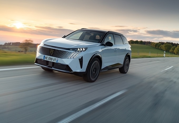 Peugeot E-5008 Dual Motor: debutta in Italia la versione elettrica 4×4 da 325 CV [FOTO]