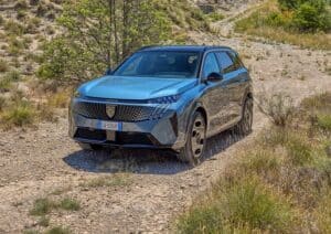Peugeot E-5008 raggiunge l’Ardèche, meta ideale degli amanti dell’outdoor [FOTO]