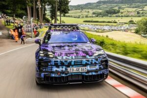 Porsche Cayenne Electric: sospensioni attive, record in salita e 3,5 tonnellate di traino [FOTO]