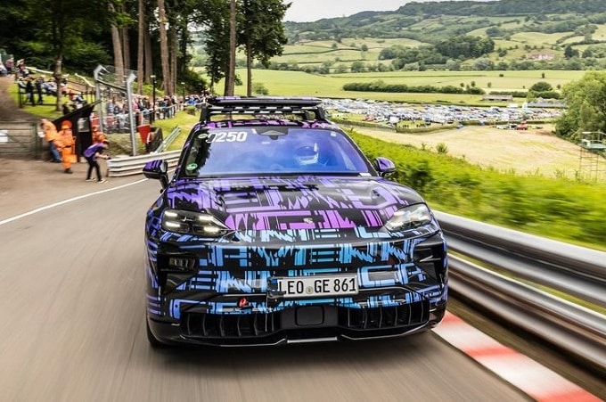 Porsche Cayenne Electric: sospensioni attive, record in salita e 3,5 tonnellate di traino [FOTO]