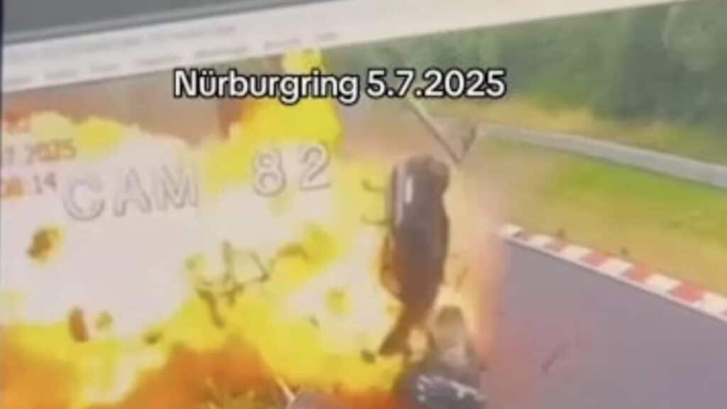 Porsche 911 GT3 RS e BMW M2 si scontrano: violento incidente al Nürburgring [VIDEO]