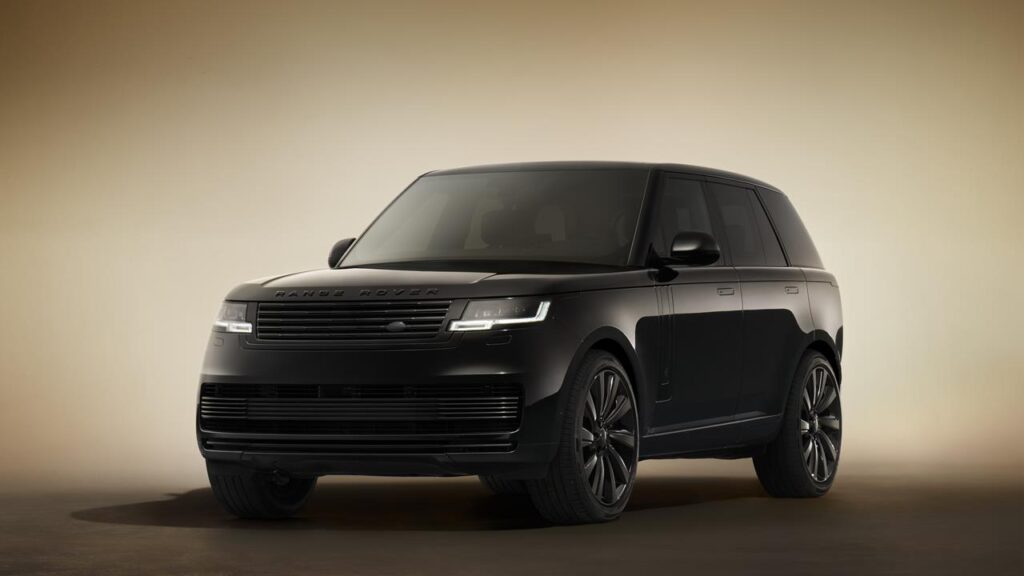 Range Rover SV Black: il nuovo SUV total black tra lusso estremo e innovazione sensoriale [FOTO]